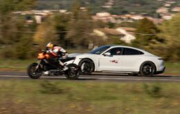 Moto elétrica da Harley-Davidson encara Porsche Taycan em corrida; veja